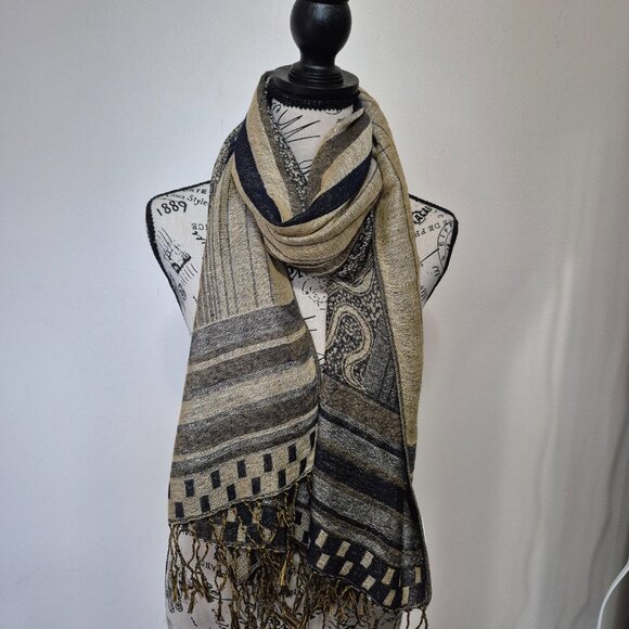 Wrap / Scarf - Picture 6 of 10